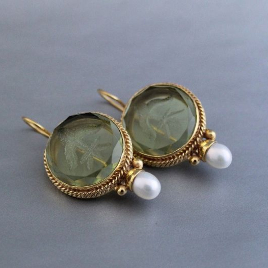 Elegant Vintage Earrings with a Round Stone and delicate Pearls