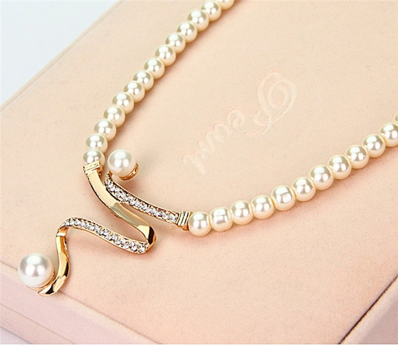 Elegant necklace and earring set made of natural pearls