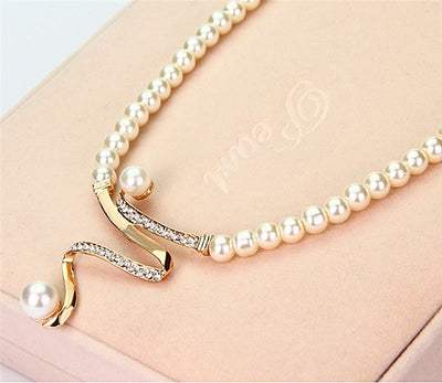 Elegant necklace and earring set made of natural pearls