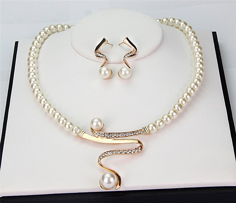 Elegant necklace and earring set made of natural pearls