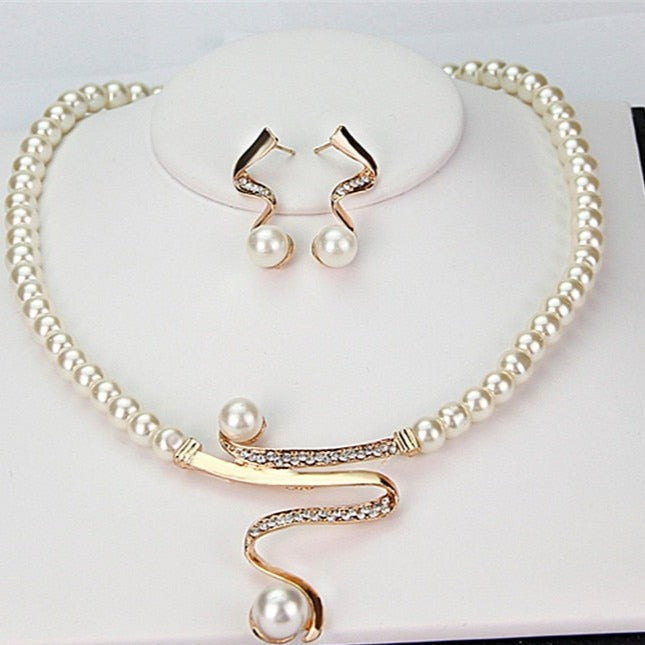 Elegant necklace and earring set made of natural pearls