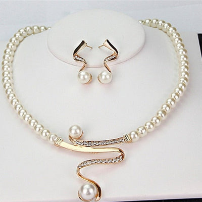 Elegant necklace and earring set made of natural pearls