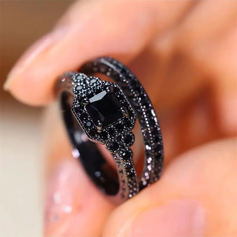 Elegant Set of Vintage Style Rings in Black